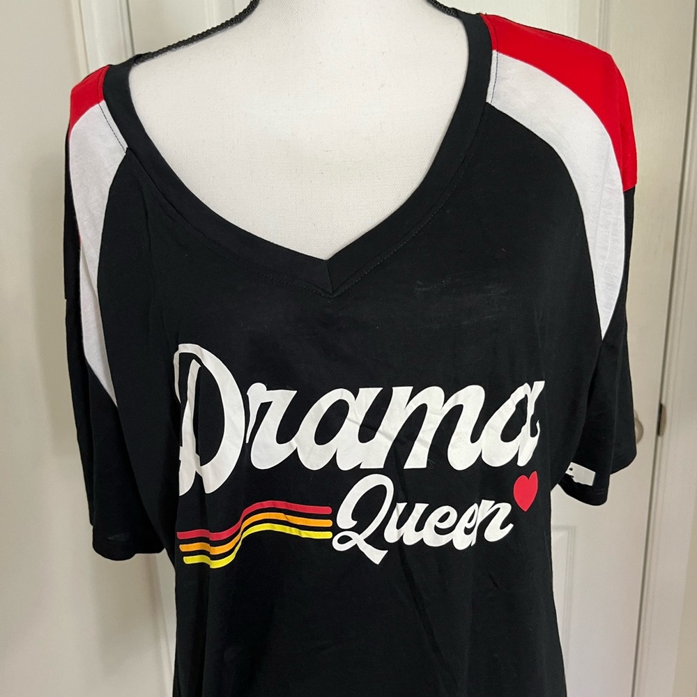 5/$25 NWT Drama Queen Shortsleeve t-shirt 2x Black red white plus stripes v neck